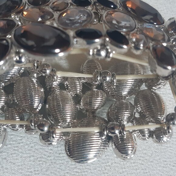 Bracelet, Stretch Grey, Black & White Acrylic Gemstone Shapes w/ Metal Backing - Picture 5 of 7